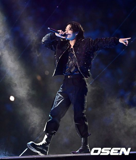 [OSEN=알코르(카타르), 박준형 기자]  20일(현지시간) 오후 카타르 알코르 알베이트 스타디움에서 ‘2022FIFA카타르 월드컵’이 진행됐다.이날 그룹 방탄소년단(BTS) 멤버 정국은 ‘2022FIFA카타르 월드컵’ 대회 공식 사운드트랙인 ‘드리머 (Dreamers)’를 부르며 개막식을 장식했다.한편 개막식 이후 조별리그 A조  카타르와 에콰도르의 개막전이 펼쳐진다.그룹 방탄소년단 정국이 개막식 공연을 펼치고 있다. 2022.11.20 /soul1014@osen.co.kr