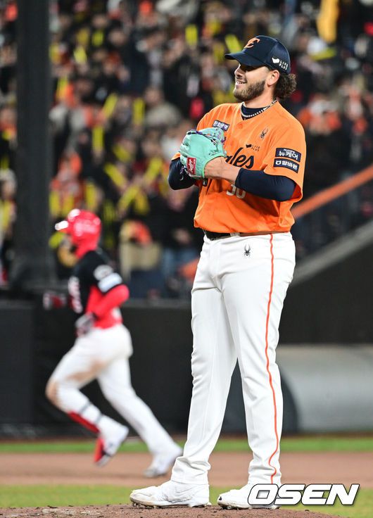 [OSEN=대전, 최규한 기자] 28일 오후 대전 한화생명 볼파크에서 ‘2025 신한 SOL Bank KBO리그’ 한화 이글스와 KIA 타이거즈의 경기가 열렸다.대전 신구장 첫 공식경기를 갖는 홈팀 한화는 코디 폰세, 방문팀 KIA는 제임스 네일을 선발로 내세웠다.7회초 무사 선두타자로 나선 KIA 위즈덤에게 좌월 솔로포를 내준 한화 선발 폰세가 아쉬워하고 있다. 2025.03.28 / dreamer@osen.co.kr