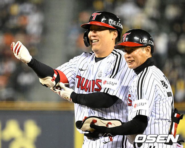 [OSEN=잠실, 이대선 기자] 프로야구LG 트윈스가 개막 5연승을 질주했다. 한화 이글스는 개막전 승리 후 4연패에 빠졌다.LG는27일 서울 잠실구장에서 열린 2025 KBO리그 한화와 경기에서 2-1로 승리했다. 0-0으로 팽팽한 8회 2사 만루에서 김현수가 결승 2타점 적시타를 터뜨렸다.8회말 2사 만루에서 LG 김현수가 2타점 적시타를 치고 환호하고 있다. 2025.03.27 /sunday@osen.co.kr