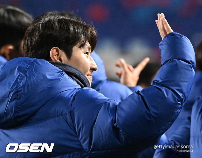 [OSEN=수원, 이대선 기자] 홍명보호가 이번에도 승리하지 못했다. 요르단과 아쉬운 무승부를 거두면서 3경기 연속 승점 1점을 추가하는 데만족해야 했다.홍명보 감독이이끄는 대한민국 축구대표팀은 25일 오후 8시 수원월드컵경기장에서 열린 2026 국제축구연맹(FIFA) 북중미 월드컵 아시아지역 3차 예선 B조 8차전에서 요르단과 1-1로 비겼다.경기 종료 후 한국 이강인이 관중석을 향해 인사를 하고 있다. 2025.03.25 /sunday@osen.co.kr