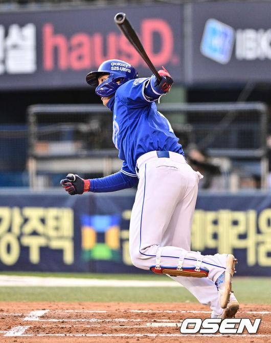 [OSEN=잠실, 조은정 기자]29일 서울 송파구 잠실야구장에서 2025 신한 SOL Bank KBO리그 두산 베어스와 삼성 라이온즈의 경기가 열렸다.이날 홈팀 두산은 잭로그를, 원정팀 삼성은 원태인을 선발 투수로 내세웠다.6회초 2사 삼성 이재현이 좌전안타를 날리고 있다. 2025.03.29 /cej@osen.co.kr