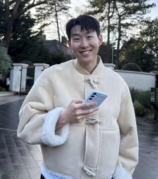 [OSEN=수원, 지형준 기자] 홍명보호가 이번에도 승리하지 못했다. 요르단과 아쉬운 무승부를 거두면서 3경기 연속 승점 1점을 추가하는 데만족해야 했다.홍명보 감독이이끄는 대한민국 축구대표팀은 25일 오후 8시 수원월드컵경기장에서 열린 2026 국제축구연맹(FIFA) 북중미 월드컵 아시아지역 3차 예선 B조 8차전에서 요르단과 1-1로 비겼다.이제 한국은 승점 16(4승 4무)으로 불안한 조 1위를 유지 중이다. 2위 요르단(승점 13), 한 경기 덜 치른 이라크(승점 12)와 격차가 크지 않다. 6월 A매치 결과에 따라 뒤집힐 가능성도 충분하다.후반 대한민국 홍명보 감독이 생각에 잠겨 있다. 2025.03.25 / jpnews@osen.co.kr