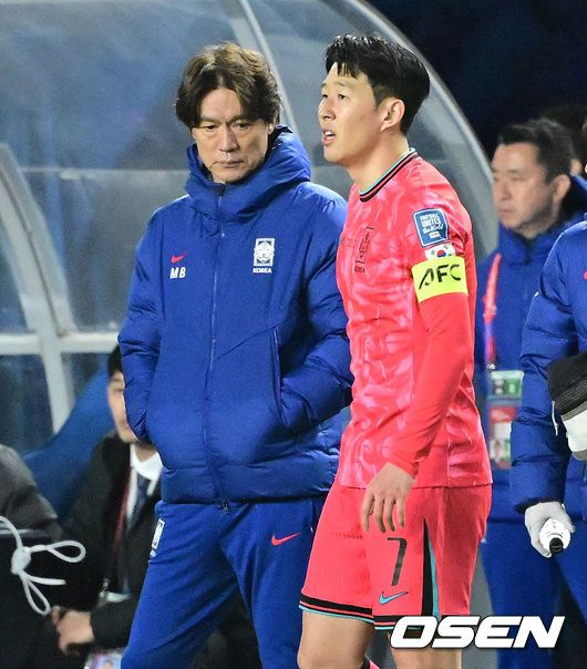 [OSEN=수원, 지형준 기자] 홍명보호가 이번에도 승리하지 못했다. 요르단과 아쉬운 무승부를 거두면서 3경기 연속 승점 1점을 추가하는 데만족해야 했다.홍명보 감독이이끄는 대한민국 축구대표팀은 25일 오후 8시 수원월드컵경기장에서 열린 2026 국제축구연맹(FIFA) 북중미 월드컵 아시아지역 3차 예선 B조 8차전에서 요르단과 1-1로 비겼다.이제 한국은 승점 16(4승 4무)으로 불안한 조 1위를 유지 중이다. 2위 요르단(승점 13), 한 경기 덜 치른 이라크(승점 12)와 격차가 크지 않다. 6월 A매치 결과에 따라 뒤집힐 가능성도 충분하다.후반 대한민국 손흥민이 코너킥을 준비하고 있다. 2025.03.25 / jpnews@osen.co.kr
