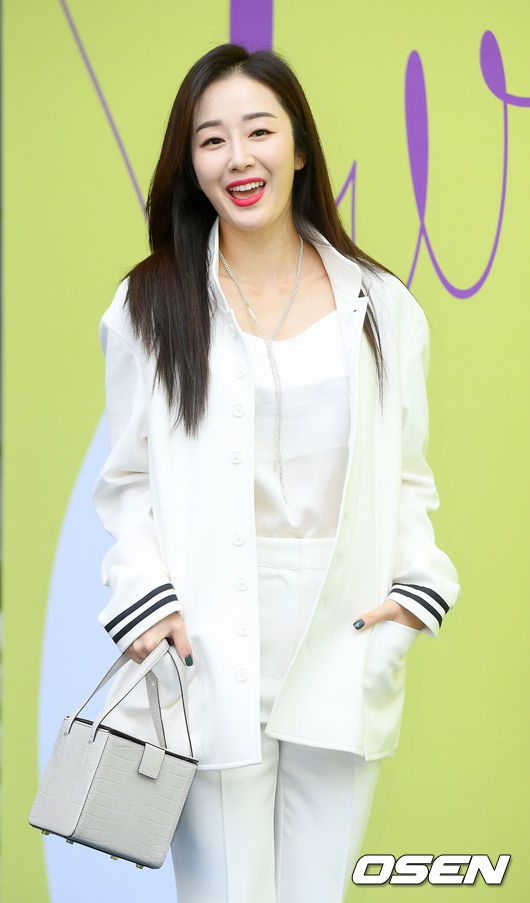[OSEN=민경훈 기자] 15일 오후 서울 중구 동대문디자인플라자에서 '2020 S/S 서울패션위크 -카루소(CARUSO) 쇼 포토월행사가 진행됐다.배우 김경화가 입장하며 포즈를 취하고 있다./ rumi@osen.co.kr