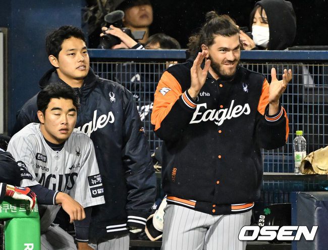 [OSEN=잠실, 이대선 기자] 9회초 2사 2루에서 한화 플로리얼의 우전 적시타 때 한화 폰세가 환호하고 있다. 2025.03.27 /sunday@osen.co.kr