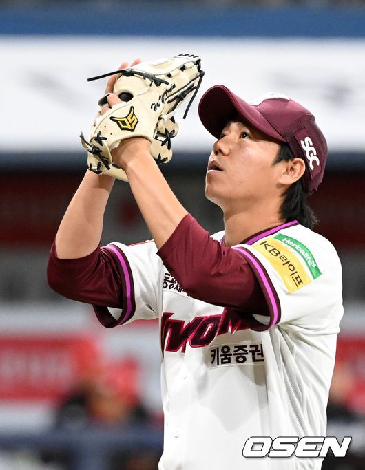 [OSEN=고척, 이대선 기자] 프로야구 키움 히어로즈가 홈런 2방을 화끈하게 터뜨리며 4연승을 질주했다.키움은 29일 서울 고척스카이돔에서 열린 ‘2025 신한은행 SOL Bank KBO리그’ SSG 랜더스와의 경기에서 3-1로 승리하고 4연승을 내달렸다. 주말 3연전 위닝시리즈도 확보했다.7회초 수비를 마친 키움 하영민이 환호하고 있다. 2025.03.29 /sunday@osen.co.kr