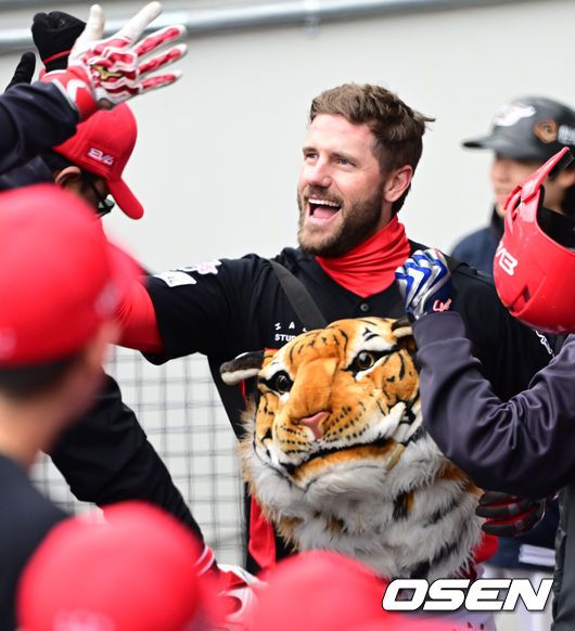 [OSEN=대전, 최규한 기자] 29일 오후 대전 한화생명 볼파크에서 ‘2025 신한 SOL Bank KBO리그’ 한화 이글스와 KIA 타이거즈의 경기가 열렸다.홈팀 한화는 라이언 와이스, 방문팀 KIA는 양현종을 선발로 내세웠다.1회초 2사 주자없는 상황 KIA 위즈덤이 달아나는 좌중간 솔로포를 날리고 홈을 밟은 뒤 더그아웃 동료들과 기뻐하고 있다. 최형우에 이어 백투백 홈런. 2025.03.29 / dreamer@osen.co.kr