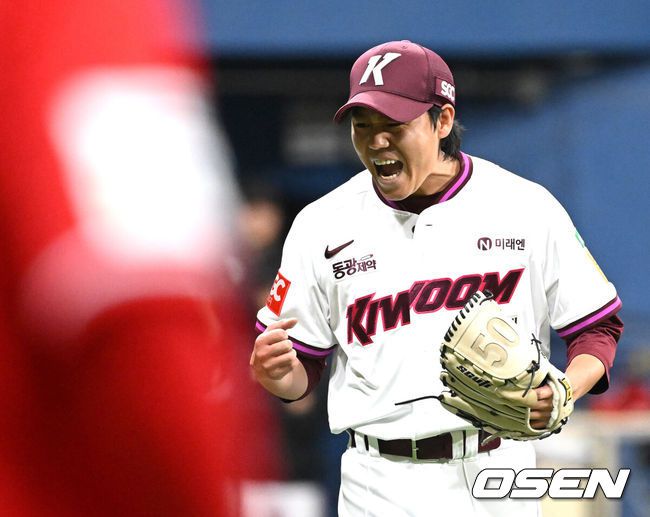 [OSEN=고척, 이대선 기자] 프로야구 키움 히어로즈가 홈런 2방을 화끈하게 터뜨리며 4연승을 질주했다.키움은 29일 서울 고척스카이돔에서 열린 ‘2025 신한은행 SOL Bank KBO리그’ SSG 랜더스와의 경기에서 3-1로 승리하고 4연승을 내달렸다. 주말 3연전 위닝시리즈도 확보했다.7회초 수비를 마친 키움 하영민이 환호하고 있다. 2025.03.29 /sunday@osen.co.kr