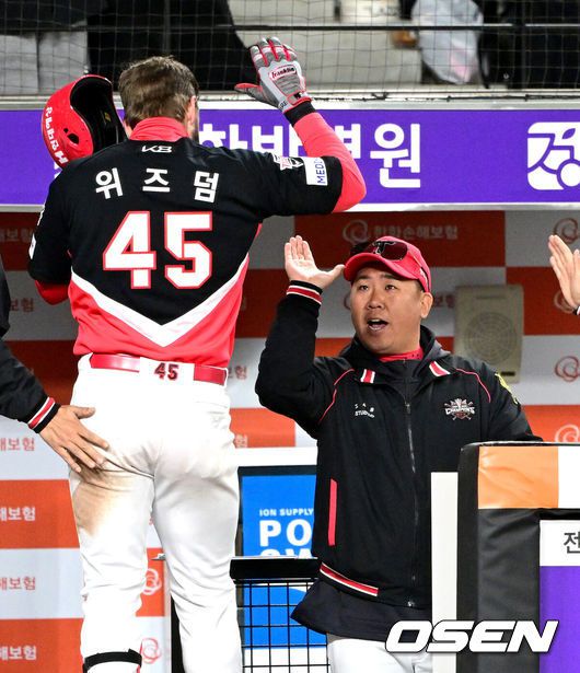 [OSEN=대전, 최규한 기자] 28일 오후 대전 한화생명 볼파크에서 ‘2025 신한 SOL Bank KBO리그’ 한화 이글스와 KIA 타이거즈의 경기가 열렸다.대전 신구장 첫 공식경기를 갖는 홈팀 한화는 코디 폰세, 방문팀 KIA는 제임스 네일을 선발로 내세웠다.7회초 무사 선두타자로 나선 KIA 위즈덤이 달아나는 좌월 솔로포를 날리고 홈을 밟은 뒤 이범호 감독과 기뻐하고 있다. 2025.03.28 / dreamer@osen.co.kr