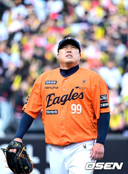 [OSEN=대전, 최규한 기자] 30일 대전한화생명볼파크에서 ‘2025 신한 SOL Bank KBO리그’ 한화 이글스와 KIA 타이거즈의 경기가 열렸다.홈팀 한화는 류현진, 방문팀 KIA는 아담 올러를 선발로 내세웠다.6회초 1실점한 한화 선발 류현진이 더그아웃으로 향하며 아쉬워하고 있다. 2025.03.30 / dreamer@osen.co.kr