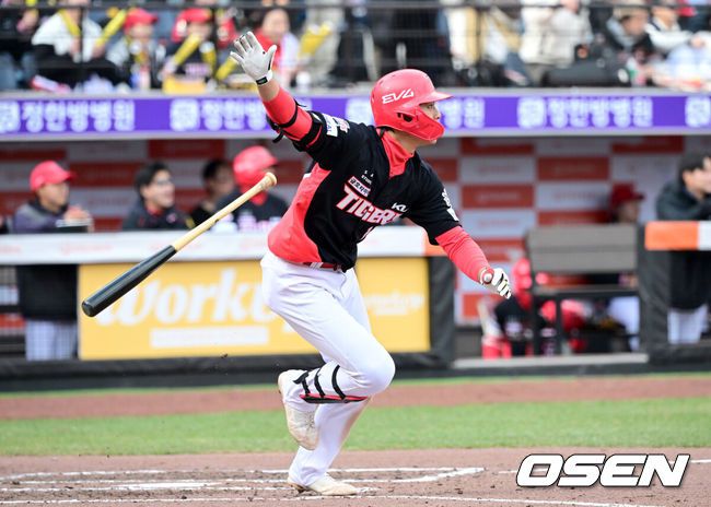 [OSEN=대전, 최규한 기자] 30일 대전한화생명볼파크에서 ‘2025 신한 SOL Bank KBO리그’ 한화 이글스와 KIA 타이거즈의 경기가 열렸다.홈팀 한화는 류현진, 방문팀 KIA는 아담 올러를 선발로 내세웠다.7회초 1사 2루 상황 KIA 김규성이 달아나는 1타점 2루타를 날리고 있다. 2025.03.30 / dreamer@osen.co.kr