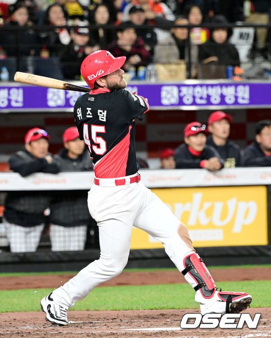 [OSEN=대전, 최규한 기자] 28일 오후 대전 한화생명 볼파크에서 ‘2025 신한 SOL Bank KBO리그’ 한화 이글스와 KIA 타이거즈의 경기가 열렸다.대전 신구장 첫 공식경기를 갖는 홈팀 한화는 코디 폰세, 방문팀 KIA는 제임스 네일을 선발로 내세웠다.4회초 1사 3루 상황 KIA 위즈덤이 선제 1타점 희생플라이를 날리고 있다. 2025.03.28 / dreamer@osen.co.kr