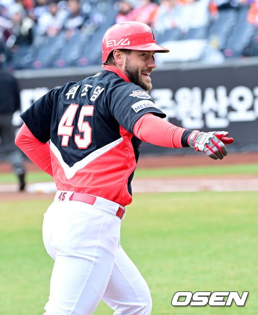 [OSEN=대전, 최규한 기자] 29일 오후 대전 한화생명 볼파크에서 ‘2025 신한 SOL Bank KBO리그’ 한화 이글스와 KIA 타이거즈의 경기가 열렸다.홈팀 한화는 라이언 와이스, 방문팀 KIA는 양현종을 선발로 내세웠다.1회초 2사 주자없는 상황 KIA 위즈덤이 달아나는 좌중간 솔로포를 날리고 그라운드를 돌며 기뻐하고 있다. 최형우에 이어 백투백 홈런. 2025.03.29 / dreamer@osen.co.kr