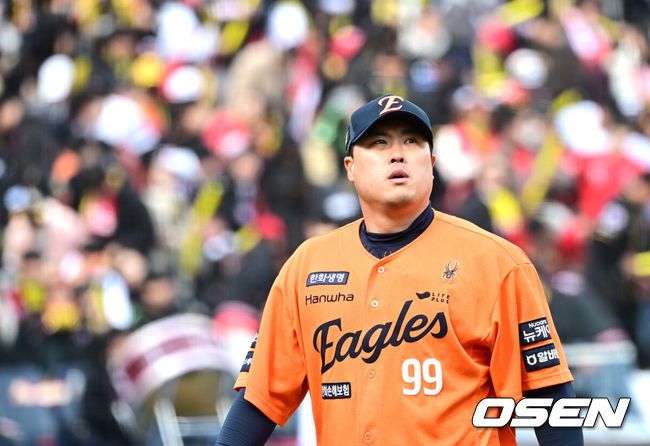 [OSEN=대전, 최규한 기자] 30일 대전한화생명볼파크에서 ‘2025 신한 SOL Bank KBO리그’ 한화 이글스와 KIA 타이거즈의 경기가 열렸다.홈팀 한화는 류현진, 방문팀 KIA는 아담 올러를 선발로 내세웠다.5회초 KIA 공격을 삼자범퇴로 막아낸 한화 선발 류현진이 더그아웃으로 향하고 있다. 2025.03.30 / dreamer@osen.co.kr