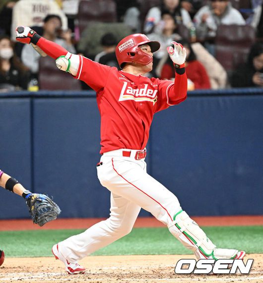 [OSEN=고척, 이대선 기자] 30일 오후 서울 고척스카이돔에서 2025 신한 SOL Bank KBO리그 키움 히어로즈와 SSG 랜더스의 경기가 열렸다.키움은 박윤하, SSG은 문승원을 선발 투수로 내세웠다.6회초 1사에서 SSG 한유섬이 중월 솔로 홈런을 치고 있다. 2025.03.30 /sunday@osen.co.kr