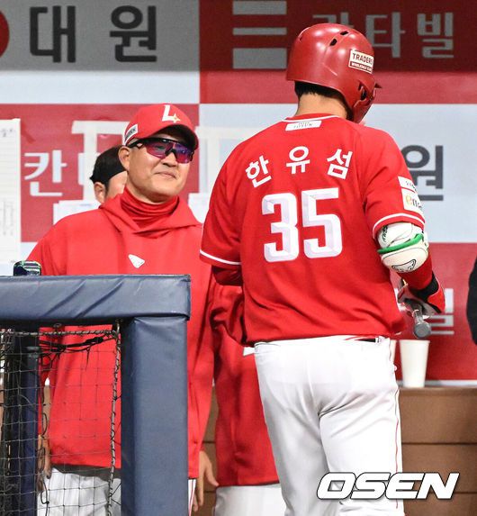 [OSEN=고척, 이대선 기자] 30일 오후 서울 고척스카이돔에서 2025 신한 SOL Bank KBO리그 키움 히어로즈와 SSG 랜더스의 경기가 열렸다.키움은 박윤하, SSG은 문승원을 선발 투수로 내세웠다.6회초 1사에서 SSG 한유섬이 중월 솔로 홈런을 치고 더그아웃에서 이숭용 감독의 축하를 받고 있다. 2025.03.30 /sunday@osen.co.kr