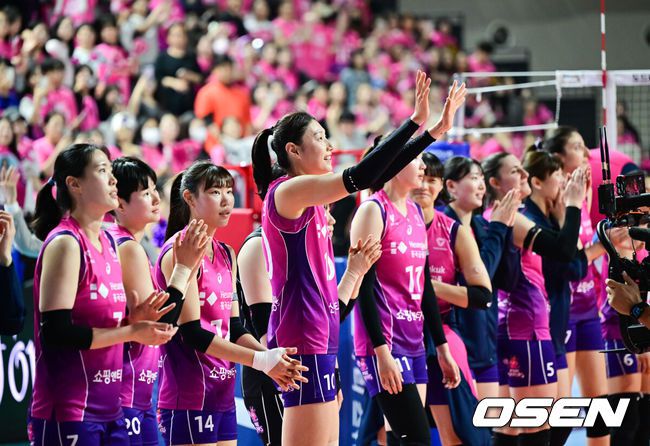 [OSEN=인천, 박준형 기자] 2일 인천 삼산월드체육관에서 프로배구 도드람 2024-2025 V리그 여자부 챔피언결정 2차전 흥국생명과 정관장의 경기가 진행됐다.1차전은 정규리그 1위를 차지한 흥국생명이 승리하며 통합우승을 향해 전진했다.경기종료후 흥국생명 김연경이 팬들에게 인사를 하고 있다. 2025.04.02 /