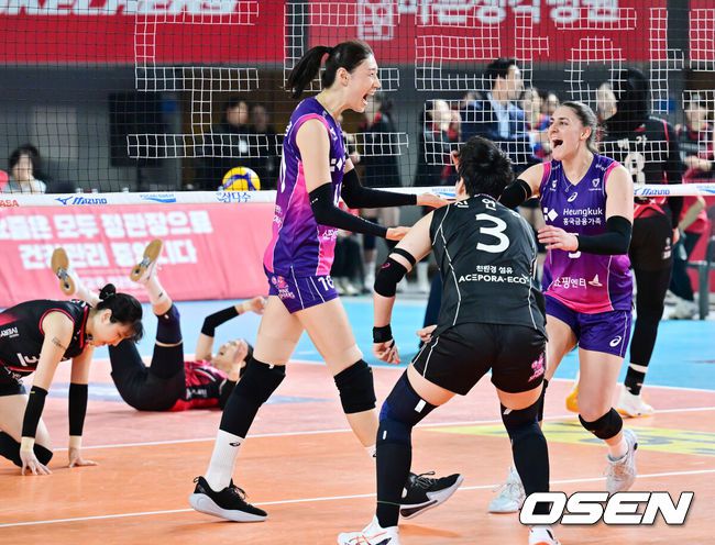 [OSEN=대전, 민경훈 기자] 4일 대전 충무체육관에서 프로배구 도드람 2024-2025 V리그 여자부 챔피언결정 3차전 정관장과 흥국생명 경기가 진행됐다.정규리그 1위를 차지한 흥국생명이 챔피언결정전 1-2차전에서 승리하며 통합우승까지 단 1승만 남은 상태다. 흥국생명 김연경이 2세트를 따내며 기뻐하고 있다. 2025.04.04 / rumi@osen.co.kr