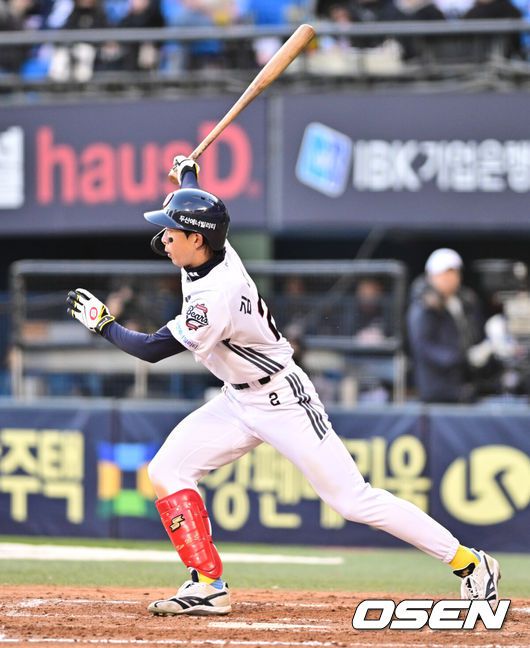 [OSEN=잠실, 조은정 기자]29일 서울 송파구 잠실야구장에서 2025 신한 SOL Bank KBO리그 두산 베어스와 삼성 라이온즈의 경기가 열렸다.이날 홈팀 두산은 잭로그를, 원정팀 삼성은 원태인을 선발 투수로 내세웠다.5회말 1사 1루 두산 김민석이 병살타를 날리고 있다. 2025.03.29 /cej@osen.co.kr