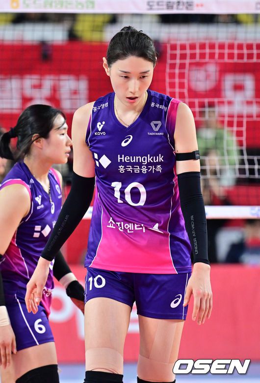 [OSEN=대전, 민경훈 기자] 4일 대전 충무체육관에서 프로배구 도드람 2024-2025 V리그 여자부 챔피언결정 3차전 정관장과 흥국생명 경기가 진행됐다.정규리그 1위를 차지한 흥국생명이 챔피언결정전 1-2차전에서 승리하며 통합우승까지 단 1승만 남은 상태다. 5세트 공격에 실패한 흥국생명 김연경이 아쉬워하고 있다. 2025.04.04 / rumi@osen.co.kr