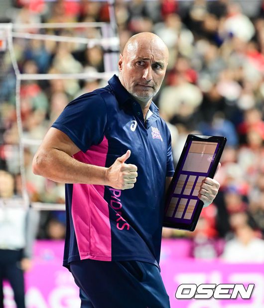 [OSEN=인천, 박준형 기자] 2일 인천 삼산월드체육관에서 프로배구 도드람 2024-2025 V리그 여자부 챔피언결정 2차전 흥국생명과 정관장의 경기가 진행됐다.1차전은 정규리그 1위를 차지한 흥국생명이 승리하며 통합우승을 향해 전진했다.5세트 흥국생명 아본단자 감독이 작전 지시를 하고 있다. 2025.04.02 / soul1014@osen.co.kr