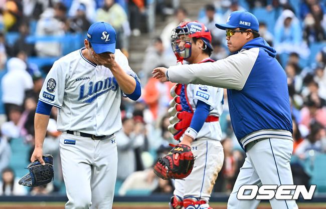 [OSEN=대구, 이석우 기자] 5일 대구삼성라이온즈파크에서 2025 신한 SOL 뱅크 KBO 리그 삼성 라이온즈와 한화 이글스의 경기가 열렸다. 홈팀 삼성은 이승현이, 방문팀 한화는 류현진이 선발 출전했다. 삼성 라이온즈 김재윤이 9회초 2사 1,2루 한화 이글스 문현빈에게 역전 우월 3점 홈런을 맞고 교체되고 있다. 2025.04.05 / foto0307@osen.co.kr