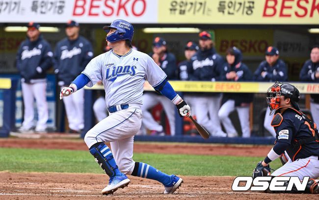 [OSEN=대구, 이석우 기자] 5일 대구삼성라이온즈파크에서 2025 신한 SOL 뱅크 KBO 리그 삼성 라이온즈와 한화 이글스의 경기가 열렸다. 홈팀 삼성은 이승현이, 방문팀 한화는 류현진이 선발 출전했다. 삼성 라이온즈 강민호가 3회말 2사 1,2루 중견수 앞 1타점 안타를 치고 있다. 2025.04.05 / foto0307@osen.co.kr