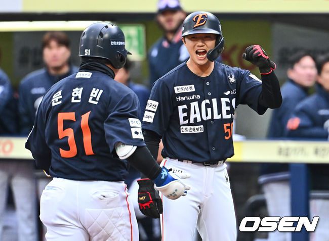 [OSEN=대구, 이석우 기자] 5일 대구삼성라이온즈파크에서 2025 신한 SOL 뱅크 KBO 리그 삼성 라이온즈와 한화 이글스의 경기가 열렸다. 홈팀 삼성은 이승현이, 방문팀 한화는 류현진이 선발 출전했다. 한화 이글스 문현빈이 9회초 2사 1,2루 역전 우월 3점 홈런을 치고 이원석과 하이파이브를 하고 있다. 2025.04.05 / foto0307@osen.co.kr