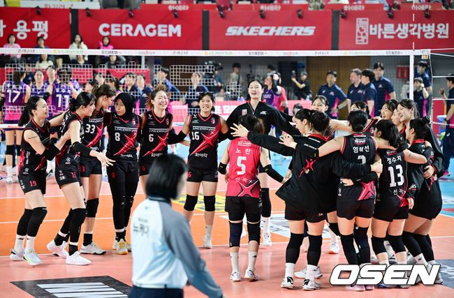 [OSEN=대전, 민경훈 기자] 4일 대전 충무체육관에서 프로배구 도드람 2024-2025 V리그 여자부 챔피언결정 3차전 정관장과 흥국생명 경기가 진행됐다. 이 경기에서 정관장은 세트 스코어 3-2(21-25, 34-36, 25-22, 25-17, 15-11)대역전승을 거뒀다.메가가 40점, 부키리치가 31점으로 도합 71점을 합작했다.경기를 마치고 정관장 선수들이 기뻐하고 있다. 2025.04.04 / rumi@osen.co.kr