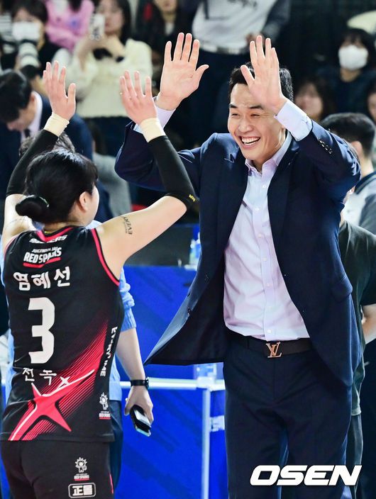 [OSEN=대전, 민경훈 기자] 4일 대전 충무체육관에서 프로배구 도드람 2024-2025 V리그 여자부 챔피언결정 3차전 정관장과 흥국생명 경기가 진행됐다.이 경기에서 정관장은 세트 스코어 3-2(21-25, 34-36, 25-22, 25-17, 15-11)대역전승을 거뒀다.메가가 40점, 부키리치가 31점으로 도합 71점을 합작했다.경기를 마치고 정관장 고희진 감독과 염혜선이 하이파이브를 하고 있다. 2025.04.04 / rumi@osen.co.kr