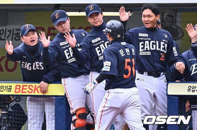 [OSEN=대구, 이석우 기자] 5일 대구삼성라이온즈파크에서 2025 신한 SOL 뱅크 KBO 리그 삼성 라이온즈와 한화 이글스의 경기가 열렸다. 홈팀 삼성은 이승현이, 방문팀 한화는 류현진이 선발 출전했다. 한화 이글스 문현빈이 8회초 2사 우중월 솔로 홈런을 치고 하이파이브를 하고 있다. 2025.04.05 / foto0307@osen.co.kr
