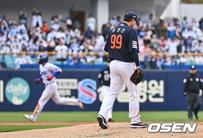 [OSEN=대구, 이석우 기자] 5일 대구삼성라이온즈파크에서 2025 신한 SOL 뱅크 KBO 리그 삼성 라이온즈와 한화 이글스의 경기가 열렸다. 홈팀 삼성은 이승현이, 방문팀 한화는 류현진이 선발 출전했다. 한화 이글스 선발 투수 류현진이 1회말 삼성 라이온즈 이재현에게 좌월 솔로 홈런을 맞고 아쉬워하고 있다. 2025.04.05 / foto0307@osen.co.kr