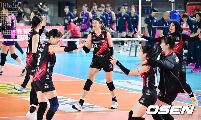 [OSEN=대전, 민경훈 기자] 4일 대전 충무체육관에서 프로배구 도드람 2024-2025 V리그 여자부 챔피언결정 3차전 정관장과 흥국생명 경기가 진행됐다. 이 경기에서 정관장은 세트 스코어 3-2(21-25, 34-36, 25-22, 25-17, 15-11)대역전승을 거뒀다.메가가 40점, 부키리치가 31점으로 도합 71점을 합작했다.경기를 마치고 정관장 선수들이 기뻐하고 있다. 2025.04.04 / rumi@osen.co.kr