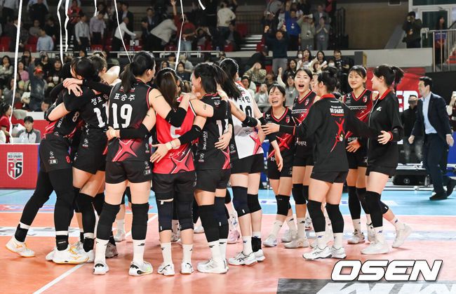 [OSEN=대전, 박준형 기자]  정관장이 이렇게 잘할 줄 누가 알았을까. 인도네시아의 김연경으로 불리는 메가왓티 퍼티위(등록명 메가가)가우상 김연경의 은퇴를 또 미뤘다. 여자부 챔프전이 결국 5차전을 꽉 채운다.정관장은 6일 대전 충무체육관에서 열린 도드람 2024~2025시즌 V리그 여자부 챔피언 결정전(5전3선승제) 4차전에서 흥국생명을 세트 스코어 3-2(25-20, 24-26, 36-34, 22-25, 15-12) 풀세트 승리를 거뒀다.경기종료 후 정관장 선수들이 기뻐하고 있다. 2025.04.06 / soul1014@osen.co.kr