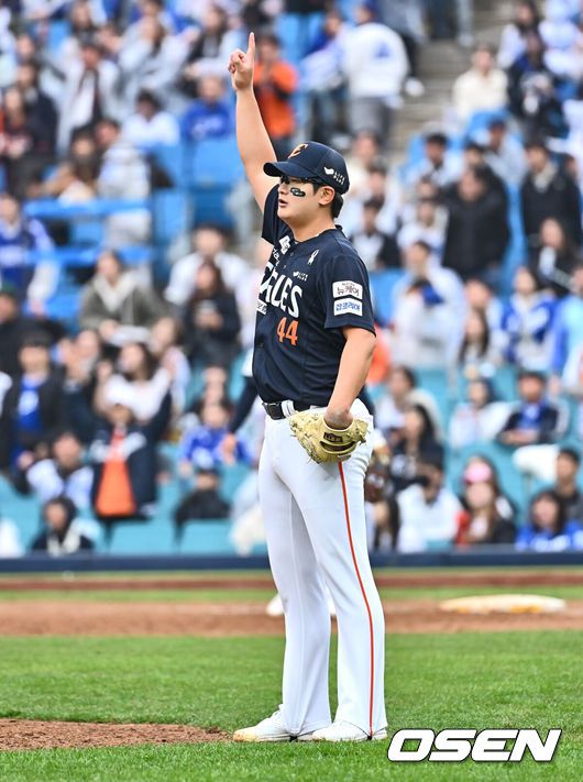 [OSEN=대구, 이석우 기자] 5일 대구삼성라이온즈파크에서 2025 신한 SOL 뱅크 KBO 리그 삼성 라이온즈와 한화 이글스의 경기가 열렸다. 홈팀 삼성은 이승현이, 방문팀 한화는 류현진이 선발 출전했다. 한화 이글스 김서현이 9회말 삼성 라이온즈 김영웅의 플라이볼을 보며 손을 들어 보이고 있다. 2025.04.05 / foto0307@osen.co.kr