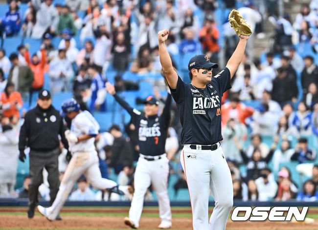 [OSEN=대구, 이석우 기자] 5일 대구삼성라이온즈파크에서 2025 신한 SOL 뱅크 KBO 리그 삼성 라이온즈와 한화 이글스의 경기가 열렸다. 홈팀 삼성은 이승현이, 방문팀 한화는 류현진이 선발 출전했다. 한화 이글스 김서현이 9회말 삼성 라이온즈 김영웅의 플라이볼로 잡고 7-6 승리를 확정하자 손을 들어 기뻐하고 있다. 2025.04.05 / foto0307@osen.co.kr