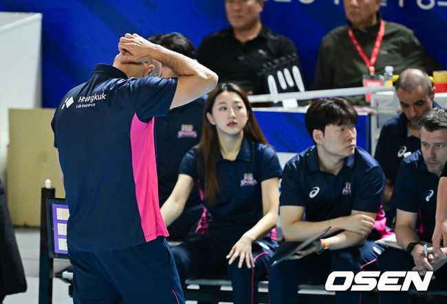 [OSEN=대전, 박준형 기자]  6일 대전 충무체육관에서 프로배구 도드람 2024-2025 V리그 여자부 챔피언결정 4차전 정관장과 흥국생명 경기가 진행됐다.흥국생명이 챔피언결정전 1, 2차전을 승리해 우승까지 단 1승만을 남겨뒀지만, 3차전에서 정관장이 반격에 성공해 불씨를 살렸다.2세트 흥국생명 아본단자 감독이 경기가 안풀리자 아쉬워하고 있다. 2025.04.06 / soul1014@osen.co.kr