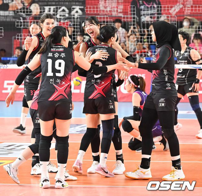 [OSEN=대전, 박준형 기자]  6일 대전 충무체육관에서 프로배구 도드람 2024-2025 V리그 여자부 챔피언결정 4차전 정관장과 흥국생명 경기가 진행됐다.흥국생명이 챔피언결정전 1, 2차전을 승리해 우승까지 단 1승만을 남겨뒀지만, 3차전에서 정관장이 반격에 성공해 불씨를 살렸다.2세트 정관장 정호영이 득점 동료들과 기뻐하고 있다.    2025.04.06 / soul1014@osen.co.kr