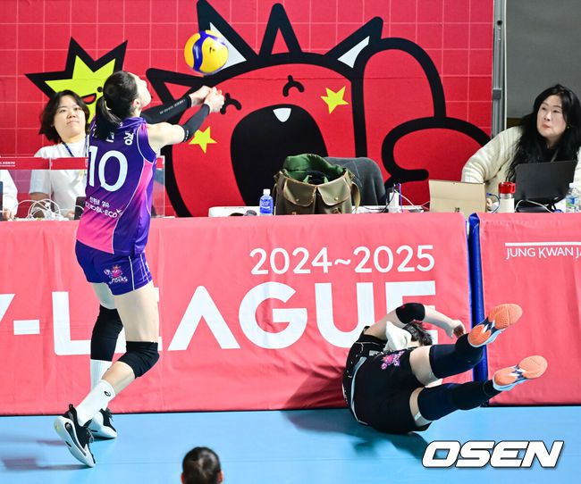 [OSEN=대전, 박준형 기자]  6일 대전 충무체육관에서 프로배구 도드람 2024-2025 V리그 여자부 챔피언결정 4차전 정관장과 흥국생명 경기가 진행됐다.흥국생명이 챔피언결정전 1, 2차전을 승리해 우승까지 단 1승만을 남겨뒀지만, 3차전에서 정관장이 반격에 성공해 불씨를 살렸다.1세트 흥국생명 김연경과 신연경이 공을 살려내고 있다.   2025.04.06 / soul1014@osen.co.kr