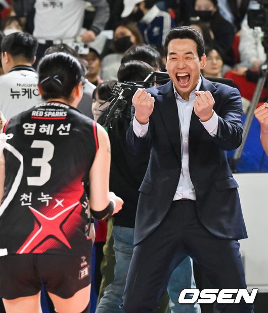 [OSEN=대전, 박준형 기자]  정관장이 이렇게 잘할 줄 누가 알았을까. 인도네시아의 김연경으로 불리는 메가왓티 퍼티위(등록명 메가가)가우상 김연경의 은퇴를 또 미뤘다. 여자부 챔프전이 결국 5차전을 꽉 채운다.정관장은 6일 대전 충무체육관에서 열린 도드람 2024~2025시즌 V리그 여자부 챔피언 결정전(5전3선승제) 4차전에서 흥국생명을 세트 스코어 3-2(25-20, 24-26, 36-34, 22-25, 15-12) 풀세트 승리를 거뒀다.경기종료 후 정관장 고희진 감독이 승리에 기뻐하고 있다.  2025.04.06 / soul1014@osen.co.kr