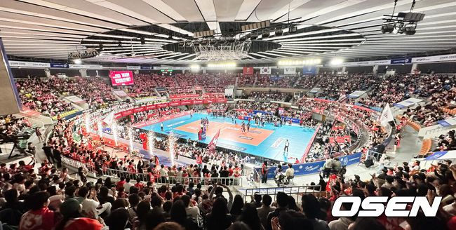 [OSEN=대전, 박준형 기자]  6일 대전 충무체육관에서 프로배구 도드람 2024-2025 V리그 여자부 챔피언결정 4차전 정관장과 흥국생명 경기가 진행됐다.흥국생명이 챔피언결정전 1, 2차전을 승리해 우승까지 단 1승만을 남겨뒀지만, 3차전에서 정관장이 반격에 성공해 불씨를 살렸다.만원관중으로 가득찬 대전 충무체육관.   2025.04.06 / soul1014@osen.co.kr