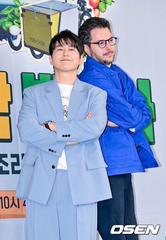 [OSEN=박준형 기자]  7일 서울 상암동 스탠포드 호텔에서 JTBC 예능 '길바닥 밥장사' 제작발표회가 진행됐다.류수영, 파브리, 황광희, 신현지, 배인혁, 전소미가 출연하는 '길바닥 밥장사'는 한식과 레시피에 진심인 이들이 푸드 바이크를 타고 요리하며 지중해의 부엌 스페인을 누비는 프로그램이다.류수영과 파브리가 포즈를 취하고 있다.  2025.04.07 / soul1014@osen.co.kr