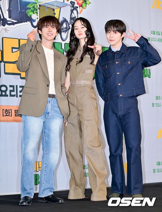 [OSEN=박준형 기자]  7일 서울 상암동 스탠포드 호텔에서 JTBC 예능 '길바닥 밥장사' 제작발표회가 진행됐다.류수영, 파브리, 황광희, 신현지, 배인혁, 전소미가 출연하는 '길바닥 밥장사'는 한식과 레시피에 진심인 이들이 푸드 바이크를 타고 요리하며 지중해의 부엌 스페인을 누비는 프로그램이다.황광희와 신현지, 배인혁이 포즈를 취하고 있다.  2025.04.07 / soul1014@osen.co.kr