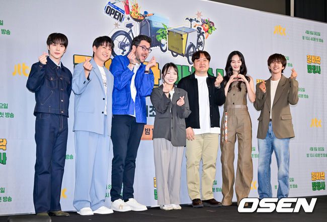 [OSEN=박준형 기자]  7일 서울 상암동 스탠포드 호텔에서 JTBC 예능 '길바닥 밥장사' 제작발표회가 진행됐다.류수영, 파브리, 황광희, 신현지, 배인혁, 전소미가 출연하는 '길바닥 밥장사'는 한식과 레시피에 진심인 이들이 푸드 바이크를 타고 요리하며 지중해의 부엌 스페인을 누비는 프로그램이다.출연진들과 김민석 CP, 김소영 PD가 포즈를 취하고 있다.  2025.04.07 / soul1014@osen.co.kr