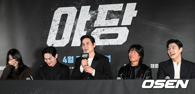 [OSEN=조은정 기자]영화 '야당' 언론배급시사회 및 기자간담회가 7일 서울 강남구 메가박스 코엑스에서 열렸다.‘야당’은 대한민국 마약판을 설계하는 브로커 ‘야당’, 더 높은 곳에 오르려는 ‘검사’, 마약 범죄 소탕에 모든 것을 건 ‘형사’가 서로 다른 목적을 가지고 엮이며 펼쳐지는 범죄 액션 영화다.배우  박해준(가운데)이 질의응답 시간을 갖고 있다. 2025.04.07 /cej@osen.co.kr