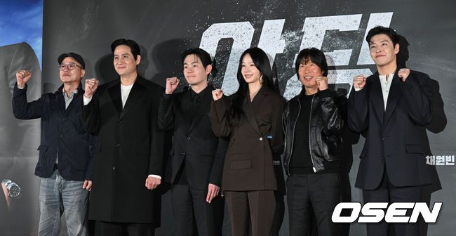 [OSEN=조은정 기자]영화 '야당' 언론배급시사회 및 기자간담회가 7일 서울 강남구 메가박스 코엑스에서 열렸다.‘야당’은 대한민국 마약판을 설계하는 브로커 ‘야당’, 더 높은 곳에 오르려는 ‘검사’, 마약 범죄 소탕에 모든 것을 건 ‘형사’가 서로 다른 목적을 가지고 엮이며 펼쳐지는 범죄 액션 영화다.황병국 감독, 배우 박해준, 류경수, 채원빈, 유해진, 강하늘이 포즈를 취하고 있다. 2025.04.07 /cej@osen.co.kr