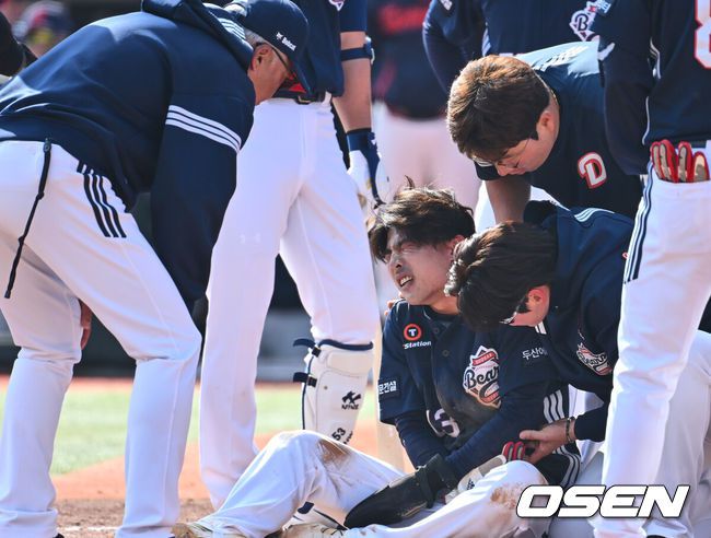 [OSEN=부산, 이석우 기자] 6일 부산 사직야구장에서 2025 신한 SOL 뱅크 KBO 리그 롯데 자이언츠와 두산 베어스의 경기가 열렸다. 홈팀 롯데는 데이비슨이, 방문팀 두산은 김유성이 선발로 출전했다.두산 베어스 이유찬이 4회초 1사 2,3루 양석환의 중견수 희생 플라이때 홈에서 롯데 자이언츠 유강남과 충돌한 후 괴로워하고 있다. 2025.04.06 / foto0307@osen.co.kr