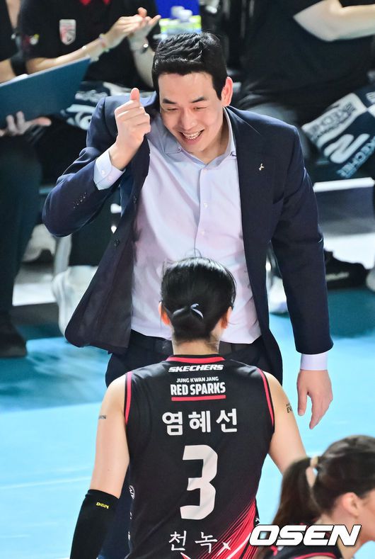 [OSEN=대전, 박준형 기자]  6일 대전 충무체육관에서 프로배구 도드람 2024-2025 V리그 여자부 챔피언결정 4차전 정관장과 흥국생명 경기가 진행됐다.흥국생명이 챔피언결정전 1, 2차전을 승리해 우승까지 단 1승만을 남겨뒀지만, 3차전에서 정관장이 반격에 성공해 불씨를 살렸다.1세트 정관장 고희진 감독이 염혜선에게 작전을 지시하고 있다.    2025.04.06 / soul1014@osen.co.kr