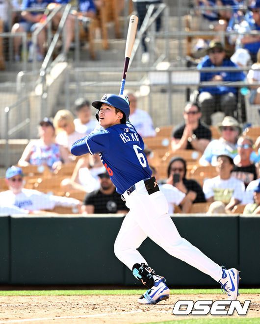 [OSEN=글렌데일(미국), 이대선 기자] '코리안 데이'였다.이정후(샌프란시스코 자이언츠)와 김혜성(LA 다저스)이 맞대결에서 나란히 맹활약했다. LA 다저스와 샌프란시스코 자이언츠는 2일(이하 한국시간) 미국 애리조나주 글렌데일의 캐멀백 랜치에서 2025 메이저리그 시범경기를 치렀다.이날 김혜성은 8번 유격수로,이정후는 3번 중견수로 각각 선발 출장했다. 이정후가 총알 2루타로 선제 타점을 올리자, 7푼 타율로 마음고생을 하던 김혜성은 시범경기 첫 홈런포를 터뜨렸다.5회초 무사에서 LA 다저스 김혜성이 좌월 솔로 홈런을 치고 있다. 2025.03.02 / sunday@osen.co.kr