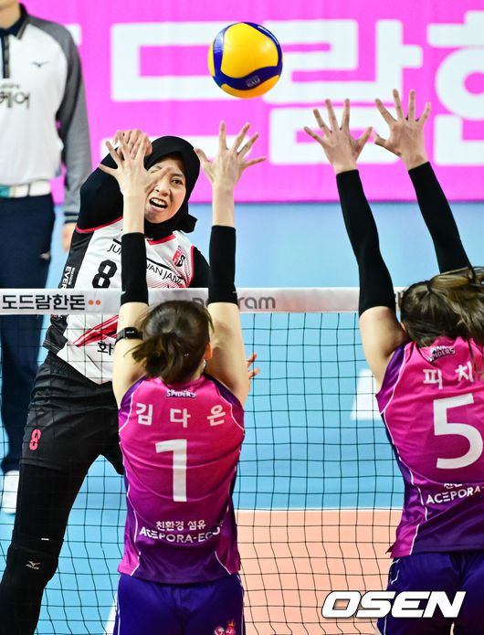 [OSEN=인천, 박준형 기자]  8일 오후 인천삼산체육관에서 도드람 V리그 여자부 챔피언결정전 5차전 흥국생명과 정관장의 경기가 진행됐다.5선 3선승제의 챔프전에서 흥국생명이 1·2차전을 잡아 2연승을 달렸지만, 정관장이 3·4차전 승리로 반등에 성공하면서 두 팀 전적은 2승2패가 됐다.1세트 정관장 메가가 강타를 날리고 있다. 2025.04.08 / soul1014@osen.co.kr